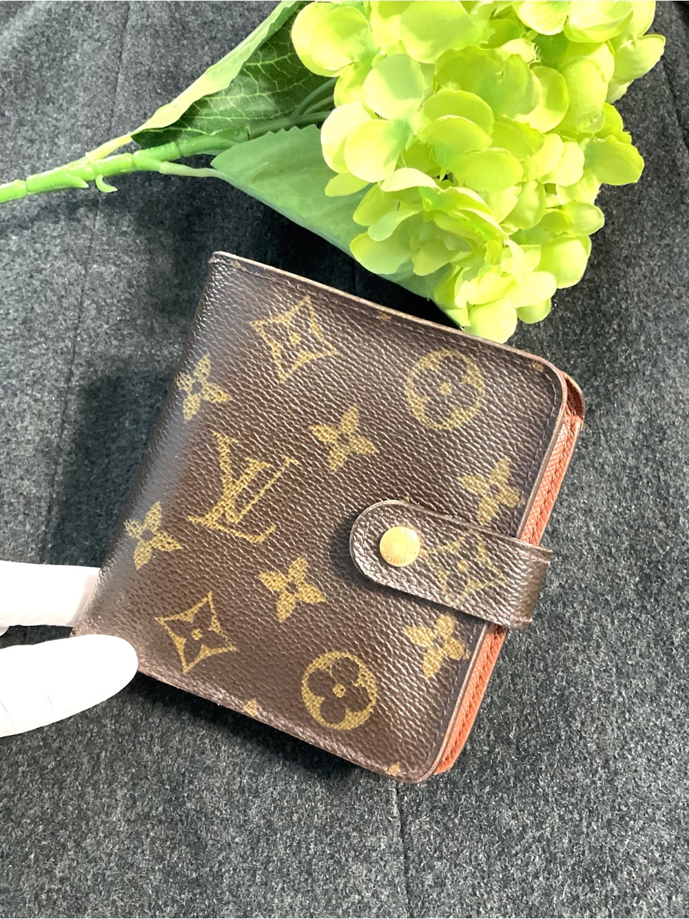 Louis Vuitton Brown Monogram Compact unisex Wallet MI0022